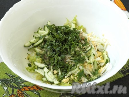 Жареные кабачки переложить в салатник, остудить. Затем добавить к ним огурец и яйца. Посолить и поперчить салат, добавить измельчённую петрушку.
