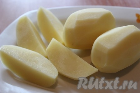 Клубни картофеля вымыть, очистить от кожуры, разрезать на 4-6 частей.