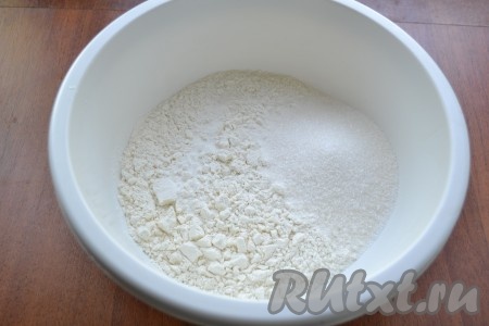 К муке добавить соль, ванильный сахар и 1/4 стакана обычного сахара.