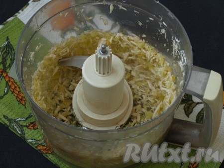 В чашу комбайна поместить нарезанный кусочками корень хрена, очищенный чеснок и болгарский перец без семян, перекрутить до однородной массы.