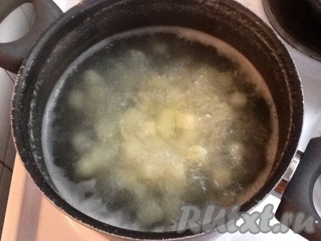 Кипятим воду в чайнике, переливаем кипяток в кастрюлю, чуть солим, опускаем очищенную нарезанную картошку и варим до готовности картофеля на небольшом огне.