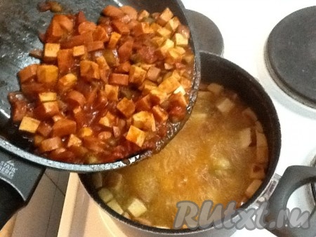 Когда картофель сварится, аккуратно перекладываем готовую колбасно-сосисочную поджарку в кастрюлю с картошкой.
