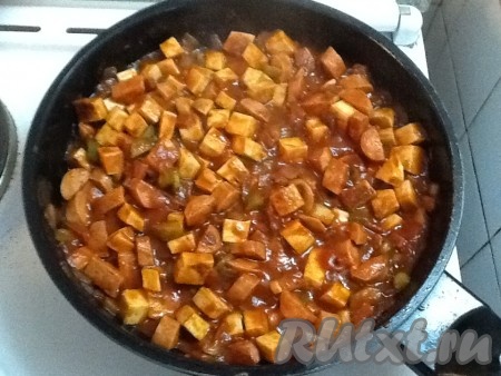 Добавляем томатную пасту (если паста густая - разбавляем её водой) в сковороду и хорошо перемешиваем. Тушим на среднем огне минут 5-7.