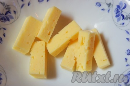 Сыр нарезать "брусочками".