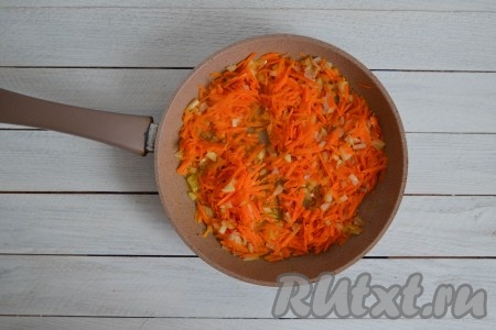 Очистить лук с морковью. Лук нарезать мелкими кубиками, а морковь натереть на средней терке. В сковороду влить растительное масло и выложить морковку с луком. Периодически помешивая, обжарить овощи в течение 2-3 минут на среднем огне.
