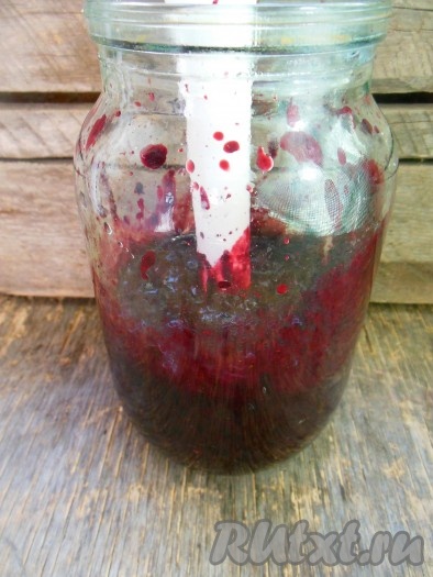 Так как ягоды сочные, измельчать их лучше в высоком стакане или литровой банке. 
