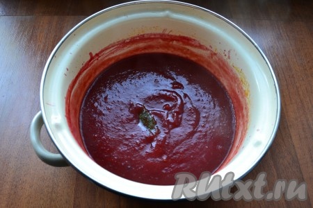 Все перемешать, довести томатно-сливовый соус до кипения и варить на слабом огне, при периодическом помешивании, с прикрытой крышкой 15 минут. В конце приготовления влить яблочный уксус, перемешать.
