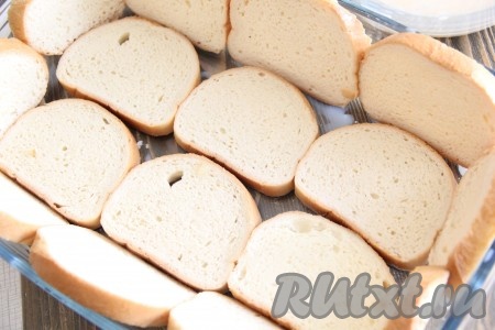  Форму можно использовать металлическую или стеклянную. Выложить хлебом дно и бока формы.