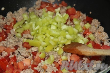 Добавить перец в сковороду к фаршу и помидорам, перемешать и обжарить в течение 10 минут, периодически помешивая.