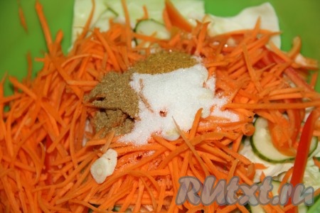 Сахар, хмели-сунели, соль, приправу по-корейски добавить к овощам. 