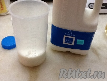 Отмерить молоко и разбавить его кипячёной водой до 280 мл.