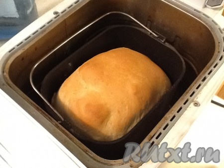 Открываем крышку хлебопечки и аккуратно, с помощью прихваток, достаём наш хлебушек. Выкладываем быстрый хлеб на решётку, накрываем полотенцем и оставляем до полного остывания. Это нужно сделать обязательно! Иначе, если резать хлеб горячим, мякиш сомнётся.