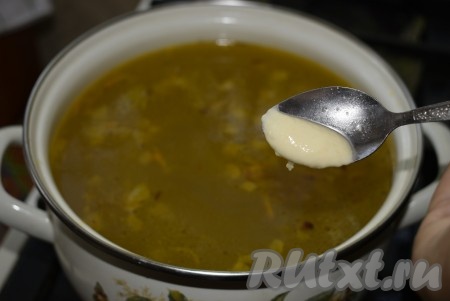 Когда картофель будет уже практически готов, выкладываем зажарку в суп и варим до закипания. С момента закипания супа, начинаем добавлять галушки, для этого в чайную ложку набираем немного теста (как на фото) и опускаем ложку в суп. При опускании ложки в суп, тесто будет легко отделяться от ложки. Выложить все тесто таким образом в суп и дождаться закипания супа с галушками.
