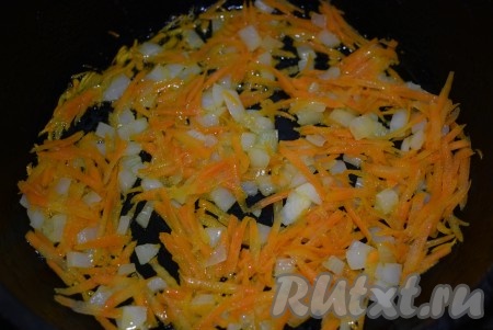 В сковороду наливаем растительное масло, разогреваем и выкладываем лук с морковью.
