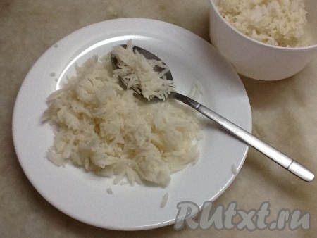 Заранее отваренный рис добавляем в суп. Если такого нет, промываем сырой рис и высыпаем в кипящий суп.