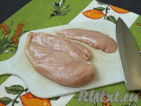 Каждую куриную грудку отделить от кости, кожу убрать. Каждую грудку разрезать на 2 части, проще говоря, отрезать маленькое филе.