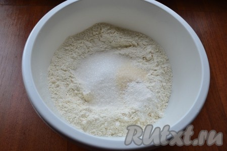 В муку добавить сахар, соль, разрыхлитель и ванильный сахар, хорошо перемешать.