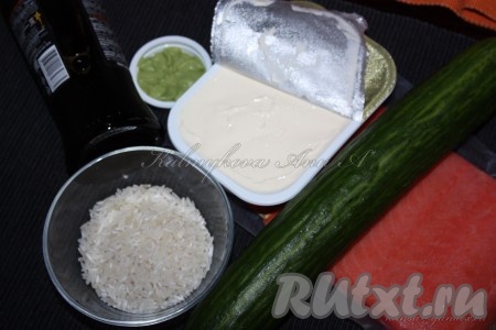 Набор продуктов для приготовления салата со слабосоленой форелью.