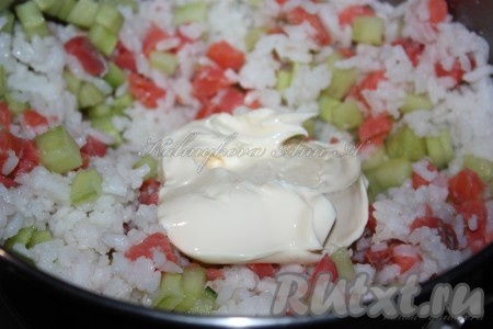 Соединить рис, форель, огурец и сыр, тщательно перемешать получившийся салат.
