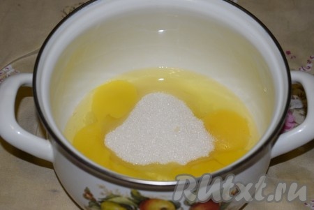 В миску вбить яйца, добавить сахар и соль.
