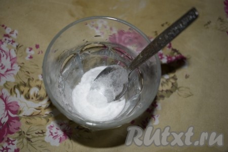 В стакан добавить соду и залить кипятком. Сода погасится в кипятке и будет шипеть и пузыриться.
