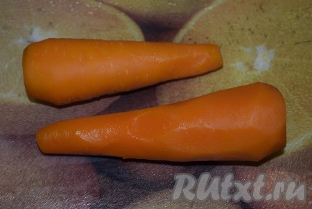 Охладить морковь, залив холодной водой. Очистить от кожуры.