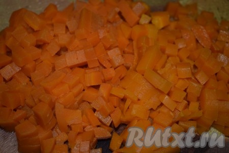 Нарезать очищенную морковь мелкими кубиками. 