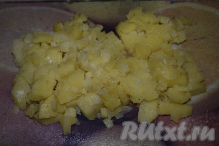 Нарезать очищенный картофель мелкими кубиками. 