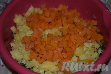 Добавляем картофель и морковь. 