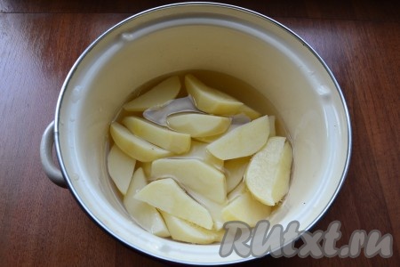 Картофель очистить, разрезать на 6 долек, поместить в кастрюлю и полностью залить водой.
