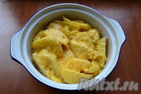 Вернуть картошку в духовку, уже не накрывая крышкой, и запекать под сыром еще 7-10 минут.
