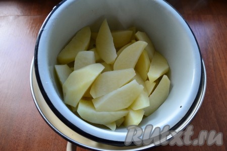 Картофель с водой вскипятить и сразу выключить газ. Откинуть картошку на дуршлаг и оставить на 2-3 минуты.

