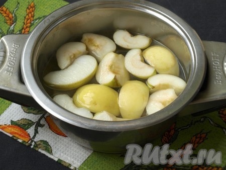 Далее в кастрюлю с маринадом опустить все яблоки и также варить 2 минуты с момента закипания.
