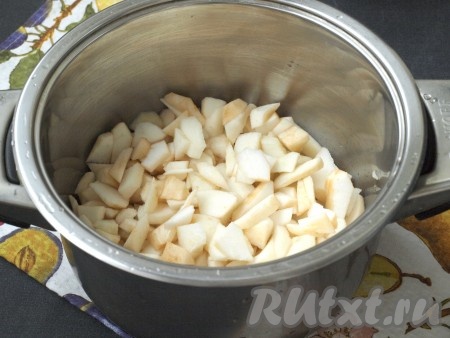 Нарезать яблоки и груши на небольшие кусочки, сложить в кастрюлю, добавить 1,5 столовые ложки воды. Накрыть кастрюлю крышкой, поставить на небольшой огонь и варить фрукты 30 минут с момента закипания.