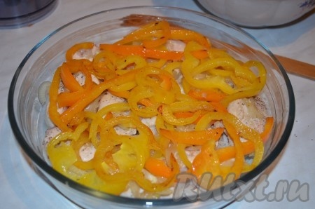 Сладкий болгарский перец режем кольцами, предварительно удалив семена, выкладываем в сковороду и обжариваем в течение 3 минут, помешивая. Обжаренный перец выкладываем в форму для запекания поверх лука.
