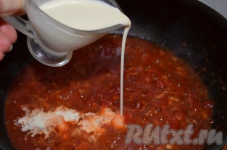Чеснок выдавливаем в сковороду, обжариваем 30 секунд, помешивая, добавляем томатную пасту, смешанную с водой, специи, доводим до кипения и уменьшаем огонь. Если нужно, можно немного посолить и добавить немного сахара, вливаем сливки и варим томатно-сливочный соус на небольшом огне минут 5.
