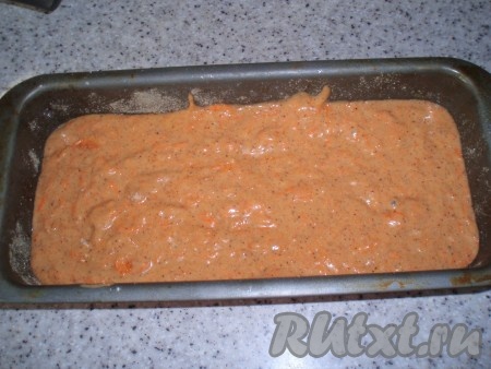 Выложить тесто в смазанную маслом и припорошенную мукой форму для кекса.