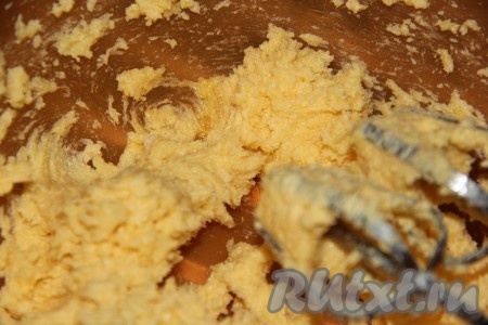 Сливочное масло с сахаром взбить миксером до получения пышной и ровной массы. Затем, продолжая взбивать, добавить по одному яичные желтки.