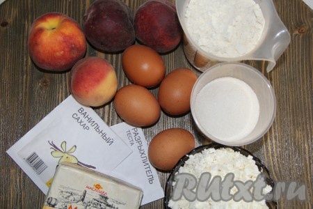 Вот такие продукты нам понадобятся для приготовления пирога с свежими персиками и творогом.