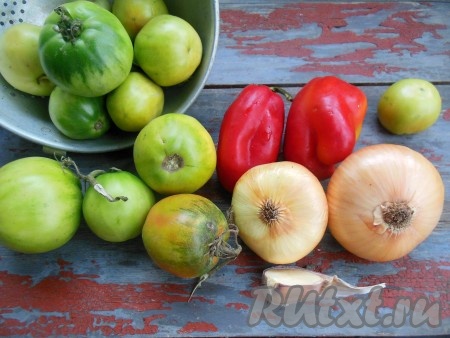 Для приготовления салата из свежих зеленых помидоров потребуются вот такие ингредиенты.