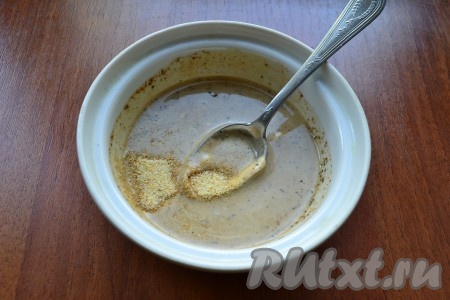 Добавить гранулированный чеснок, перемешать получившийся соус. Если нет такого чеснока, добавьте измельченный зубчик свежего чеснока.
