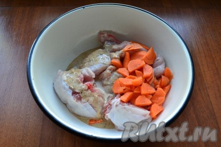 Получившийся соус добавить к крольчатине вместе с нарезанной полукружочками морковью, перемешать и оставить на 1 час.
