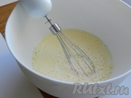 Полученную массу соединить со смесью из кислого молока, соды и соли, перемешать.