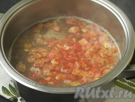 Когда картошка будет практически готова, добавить в куриный суп нарезанные помидоры и варить 5 минут.
