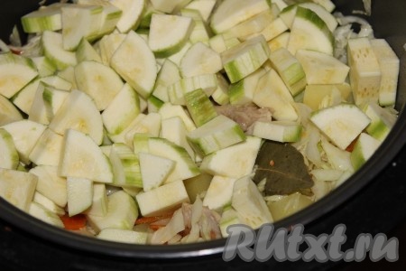 Далее к обжаренным морковке, луку и курице добавить нашинкованную капусту, нарезанные кабачок и клубни картофеля, тщательно перемешать.
