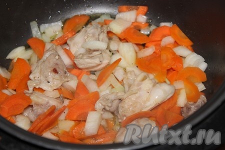 Когда курица обжарится в течение 7-10 минут, выложить к мясу нарезанные лук и морковь и готовить, не забывая помешивать, до окончания программы "Жарка".

