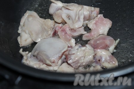 Курицу вымыть под проточной водой, разделить на порционные кусочки (при желании, можно снять кожу). В чашу мультиварки влить растительное или оливковое масло, поместить части курицы. Выставить программу мультиварки "Жарка" на 15 минут. Обжаривать кусочки курицы в течение 7-10 минут, периодически переворачивая.

