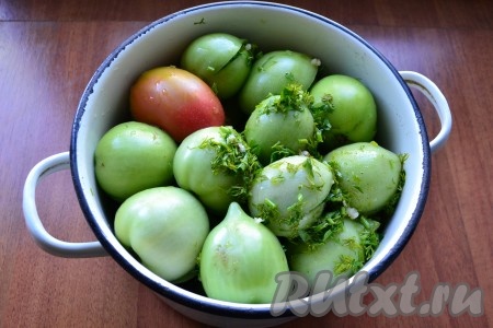 Фаршированные помидоры сложить плотно в кастрюлю. Если останется зелень с чесноком, выложить ее поверх помидоров.