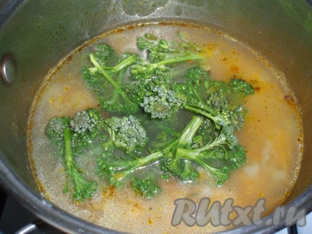 Когда картофель будет почти готов, добавить в суп разобранную на соцветия капусту брокколи. Варить до готовности брокколи.
