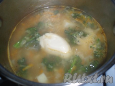 Добавить в суп плавленный сыр и кускус, размешивая до растворения сыра. Выключить конфорку.